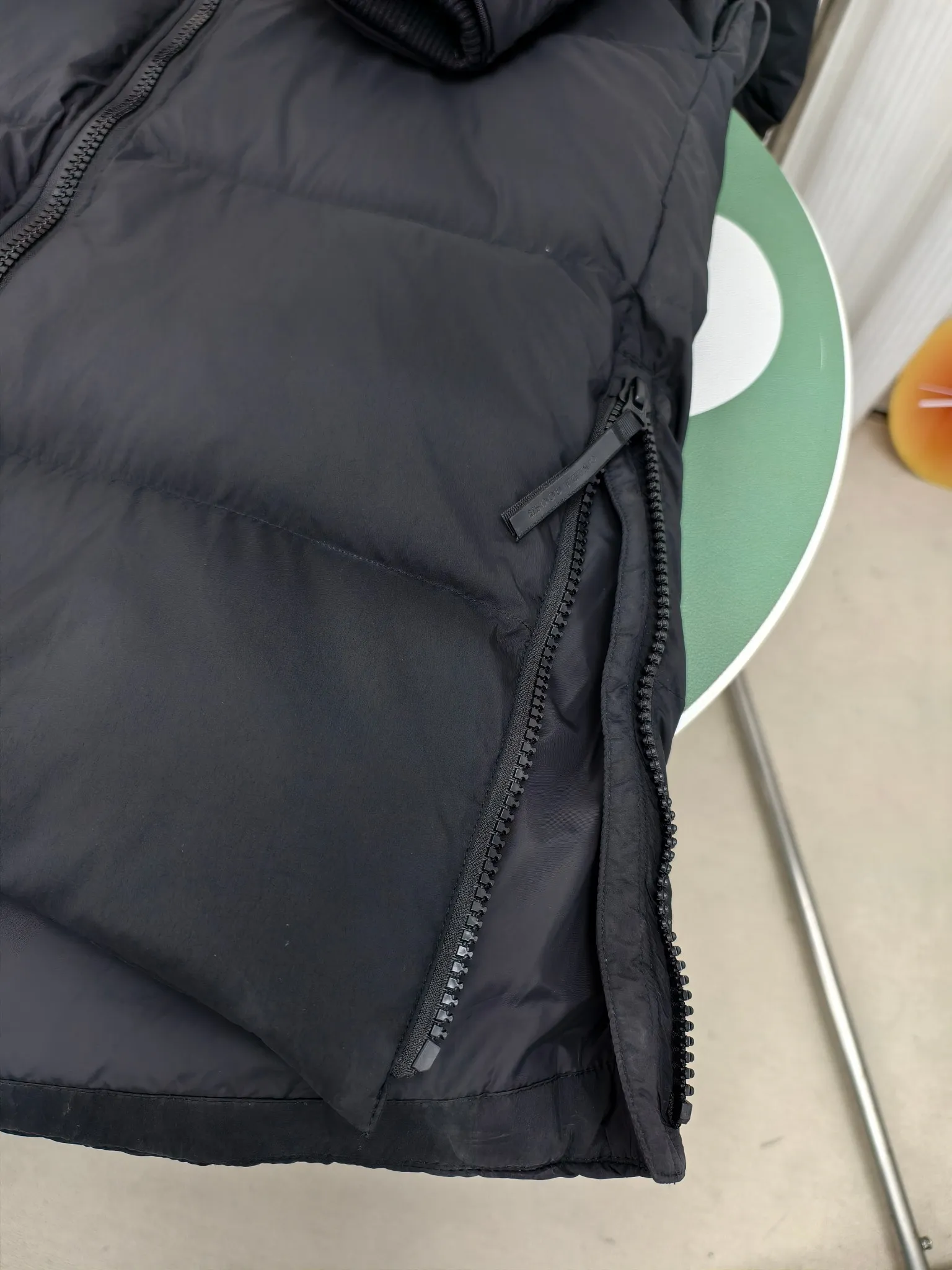 P1040————2800M (same style for men and women) Canada goose Lawrence long down jacket The Lawrence long down jacket provides basic protection for daily adventures and is made of sustainable Enduraluxe fabric with a practical soft touch. It has a quilted body and adjustable hood. Filled with extremely fluffy duck down. The adjustable down-filled connected hood and chin-protecting suede knitted stand-up collar are soft and extra-comfortable. Tapered rib-knit cuffs improve comfort and seal in heat. There are two zippered side vents at the bottom of the jacket for increased range of motion and ventilation. It has a longer hem at the back for added protection and reflective double stripes on the back. Color: black with red label, black with black label, navy blue with red label Size: XS-2XL